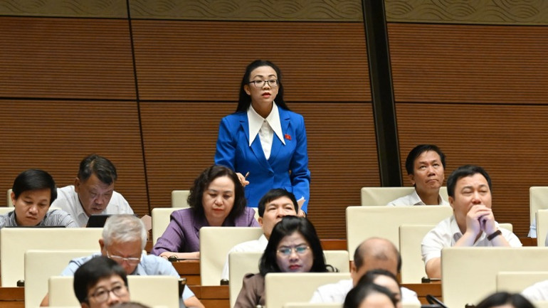 Đại biểu Trịnh Thị Tú Anh (Lâm Đồng) phát biểu. (Ảnh: THỦY NGUYÊN)