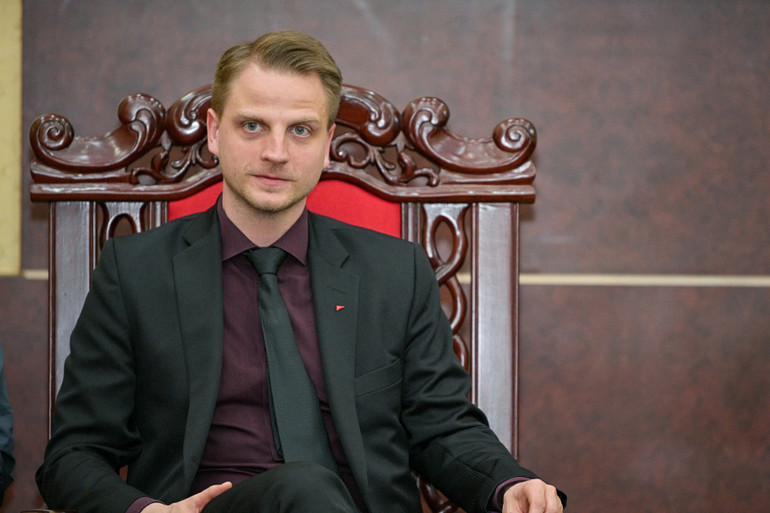 Phó Chủ tịch Đảng Cánh tả Đức Maximilian Schirmer phát biểu. (Ảnh: THẾ ĐẠI)