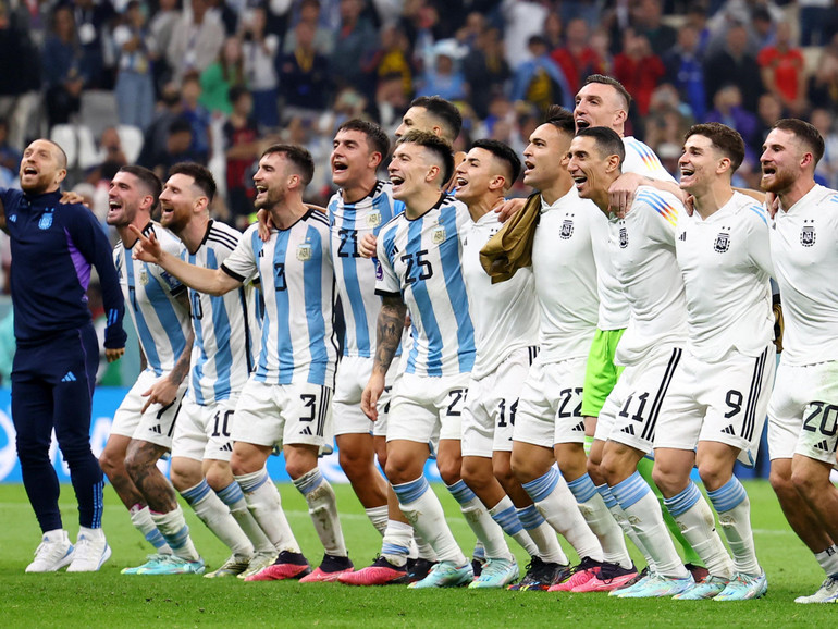 Messi và các đồng đội ăn mừng tấm vé vào chung kết World Cup. (Ảnh: Reuters)