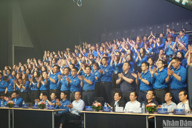 Bí thư Đảng ủy Khối các cơ quan Trung ương Nguyễn Văn Thể cùng các đại biểu và đoàn viên, thanh niên tham dự chương trình. (Ảnh: TRUNG HƯNG)