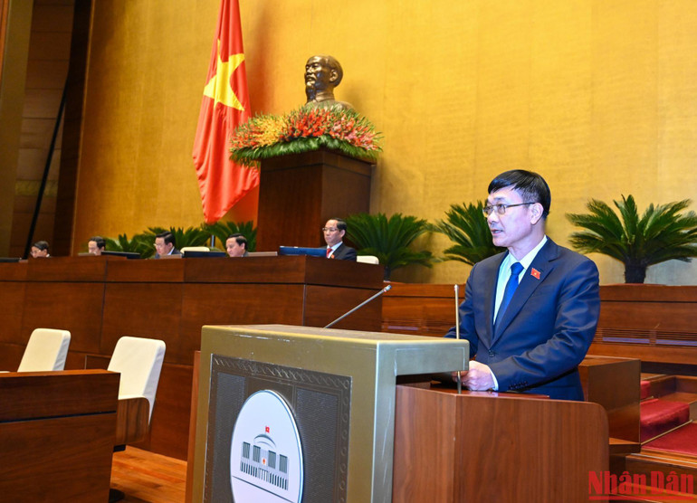 Chủ nhiệm Ủy ban Kinh tế của Quốc hội Vũ Hồng Thanh trình bày Báo cáo giải trình, tiếp thu, chỉnh lý dự thảo Luật Phòng, chống rửa tiền (sửa đổi). (Ảnh: DUY LINH)