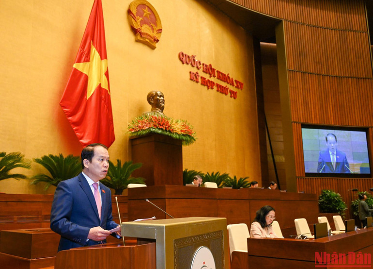 Chủ nhiệm Ủy ban Pháp luật của Quốc hội Hoàng Thanh Tùng trình bày Báo cáo giải trình, tiếp thu, chỉnh lý dự thảo Nghị quyết ban hành Nội quy kỳ họp Quốc hội (sửa đổi). (Ảnh: DUY LINH)