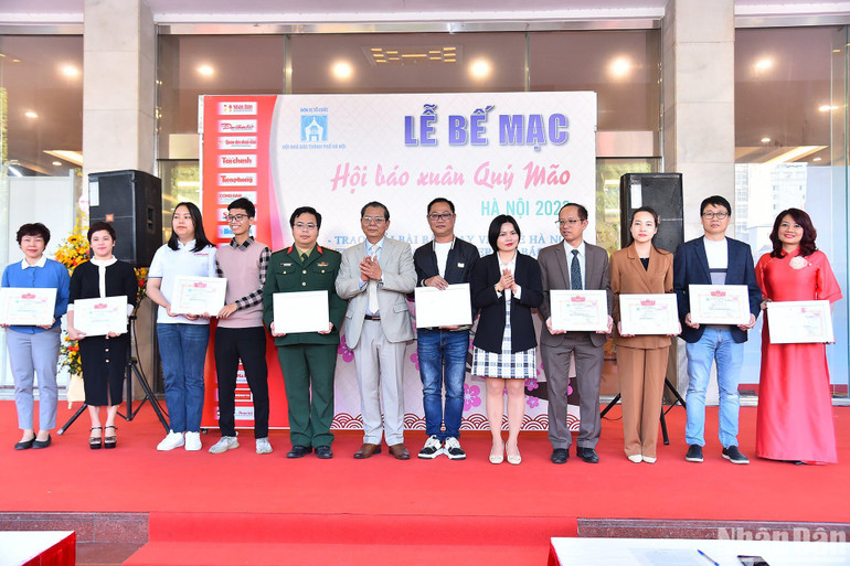 Đại diện Báo Nhân Dân cùng các tác giả, nhóm tác giả nhận Giải Bài báo hay viết về Hà Nội tại lễ bế mạc Hội báo Xuân Quý Mão - Hà Nội năm 2023. (Ảnh: THỦY NGUYÊN)