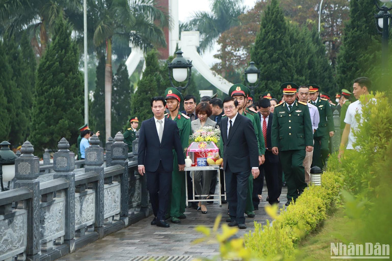 Nguyên Chủ tịch nước Trương Tấn Sang và các đại biểu thực hiện nghi thức truy điệu hài cốt liệt sĩ tại Nghĩa trang Liệt sĩ quốc gia Vị Xuyên.