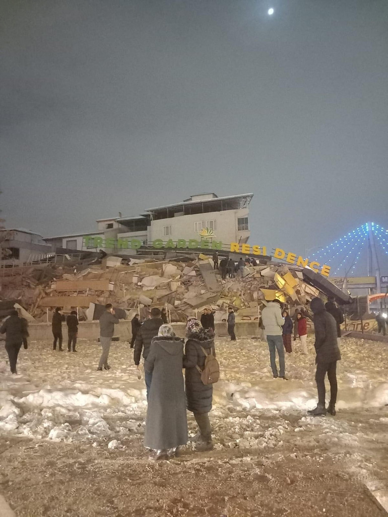 Người dân tập trung trước 1 tòa nhà bị sập sau trận động đất ở Malatya, Thổ Nhĩ Kỳ. (Ảnh: Depo/Reuters)