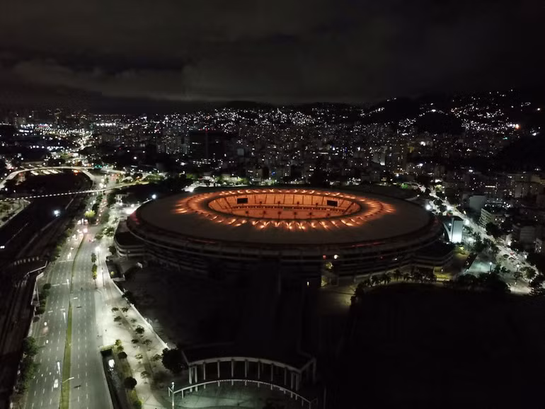 Sân vận động Maracana được thắp sáng bằng ánh đèn vàng để vinh danh Pelé, ở Rio de Janeiro, Brazil ngày 29/12/2022. (Ảnh: Reuters)