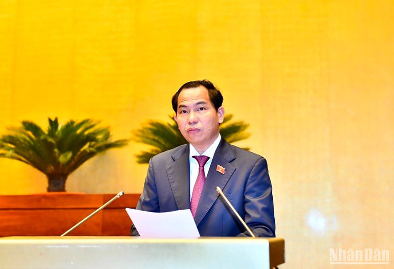 Chủ nhiệm Ủy ban Tài chính, Ngân sách của Quốc hội Lê Quang Mạnh trình bày Báo cáo thẩm tra về công tác thực hành tiết kiệm, chống lãng phí năm 2022. (Ảnh: ĐĂNG KHOA)