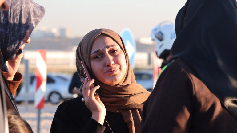 Người dân Thổ Nhĩ Kỳ tại lối vào trụ sở Công ty hàng không TUSAS sau vụ tấn công. (Ảnh: Reuters)