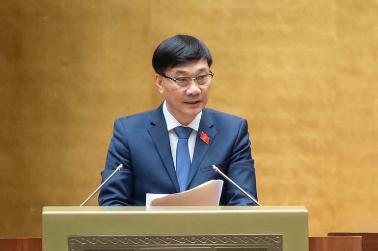Chủ nhiệm Ủy ban Kinh tế của Quốc hội Vũ Hồng Thanh trình bày báo cáo giải trình, tiếp thu, chỉnh lý dự thảo Luật Đất đai (sửa đổi). (Ảnh: DUY LINH)