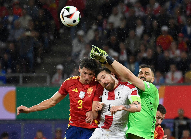 Thủ thành Giorgi Mamardashvili và hàng thủ Gruzia đã chơi tốt, song vẫn không thể đứng vững trước một Tây Ban Nha quá mạnh. (Ảnh: Reuters)