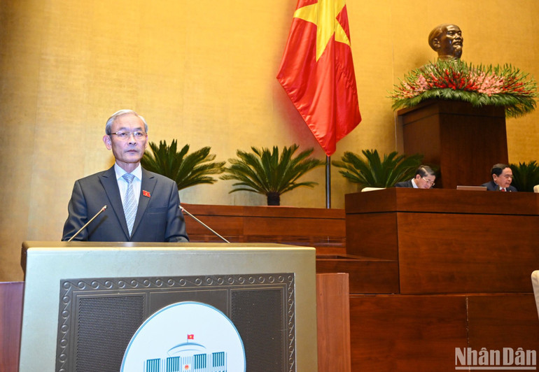 Chủ nhiệm Ủy ban Tài chính, Ngân sách của Quốc hội Nguyễn Phú Cường trình bày Báo cáo giải trình, tiếp thu, chỉnh lý dự thảo Nghị quyết. (Ảnh: DUY LINH)