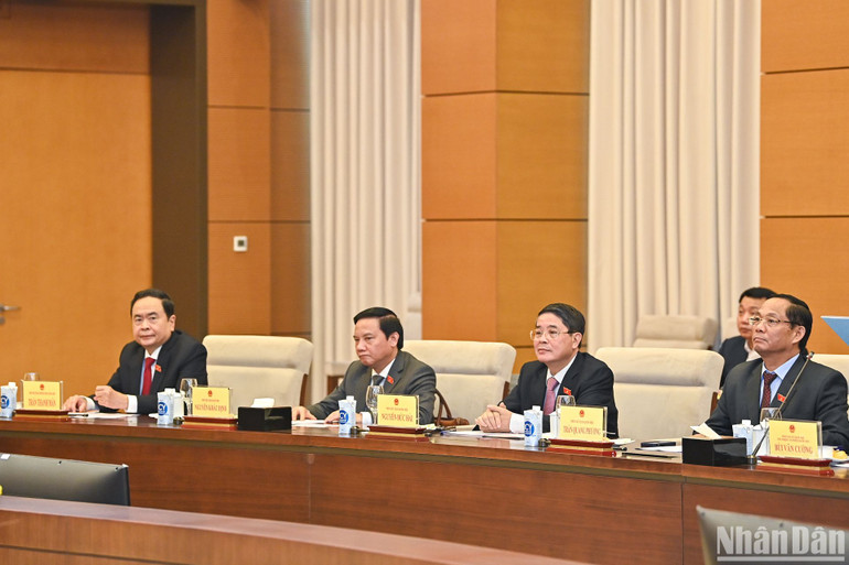 Phó Chủ tịch Thường trực Quốc hội Trần Thanh Mẫn và các Phó Chủ tịch Quốc hội dự hội nghị.