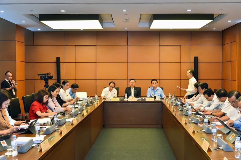 Quang cảnh phiên thảo luận tại Tổ 11 sáng 24/10. (Ảnh: THỦY NGUYÊN)