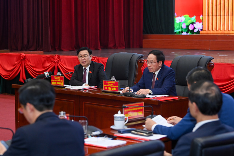 Chủ tịch Quốc hội Vương Đình Huệ phát biểu gợi mở một số nội dung thảo luận tại buổi làm việc. Chủ tịch Quốc hội Vương Đình Huệ phát biểu gợi mở một số nội dung thảo luận tại buổi làm việc.