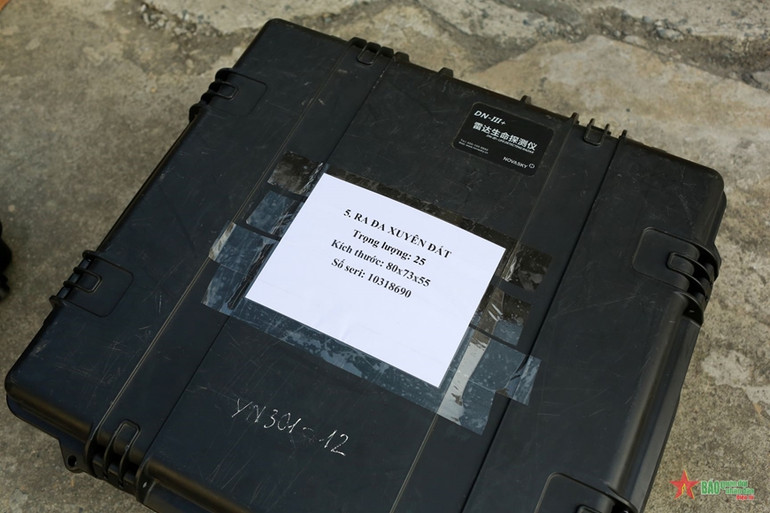 Radar xuyên đất để tìm kiếm các khoảng trống và nạn nhân nằm sâu dưới các công trình sụp đổ. Radar xuyên đất để tìm kiếm các khoảng trống và nạn nhân nằm sâu dưới các công trình sụp đổ.