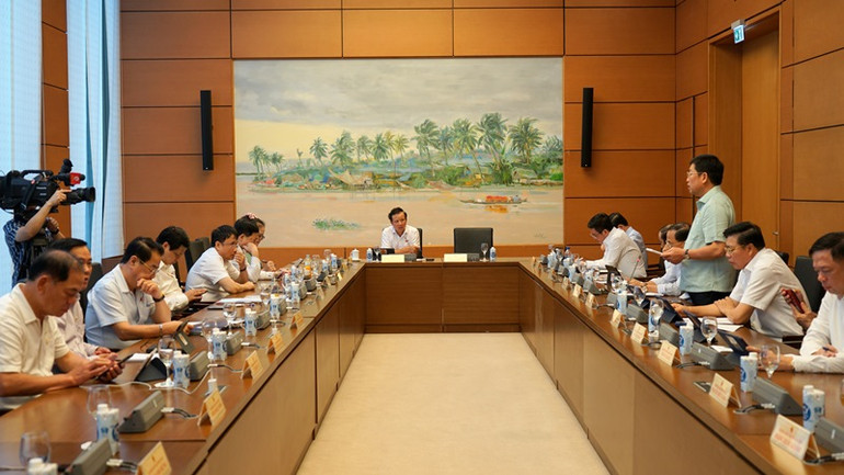 Quang cảnh thảo luận tại Tổ 4. (Ảnh: TRUNG HƯNG)