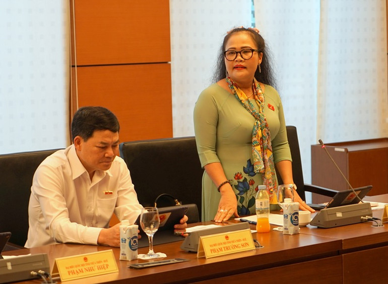 Đại biểu Nguyễn Thị Sửu - Đoàn đại biểu Quốc hội tỉnh Thừa Thiên Huế phát biểu. (Ảnh: TRUNG HƯNG)