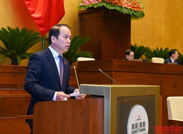 Chủ nhiệm Ủy ban Pháp luật của Quốc hội Hoàng Thanh Tùng trình bày báo cáo. Ảnh: DUY LINH