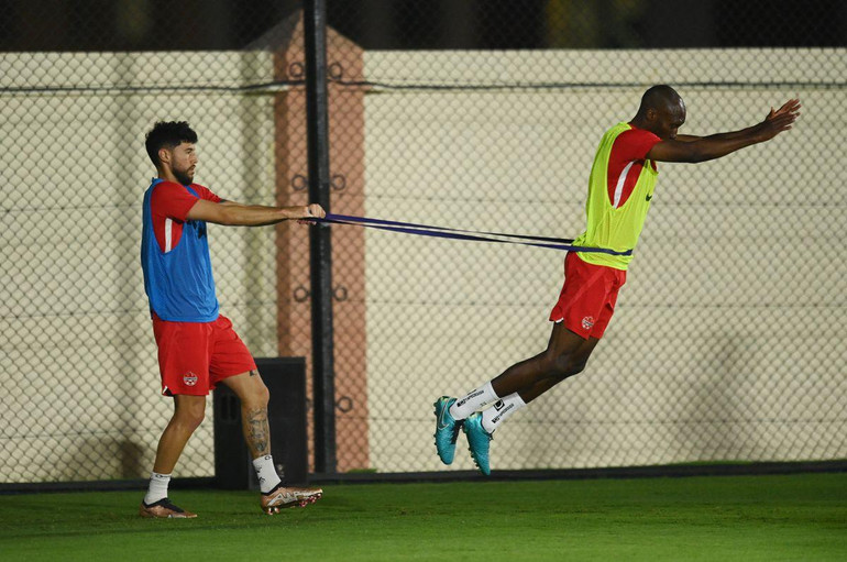Atiba Hutchinson (bìa phải) tập luyện cùng đồng đội. (Ảnh: Reuters)