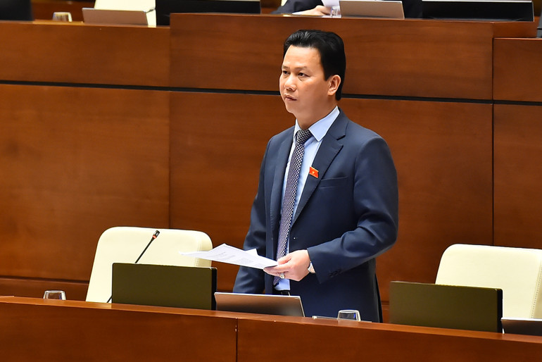 Bộ trưởng Tài nguyên và Môi trường Đặng Quốc Khánh phát biểu giải trình, làm rõ một số nội dung đại biểu Quốc hội nêu tại phiên thảo luận. (Ảnh: THỦY NGUYÊN) Bộ trưởng Tài nguyên và Môi trường Đặng Quốc Khánh phát biểu giải trình, làm rõ một số nội dung đại biểu Quốc hội nêu tại phiên thảo luận. (Ảnh: THỦY NGUYÊN)