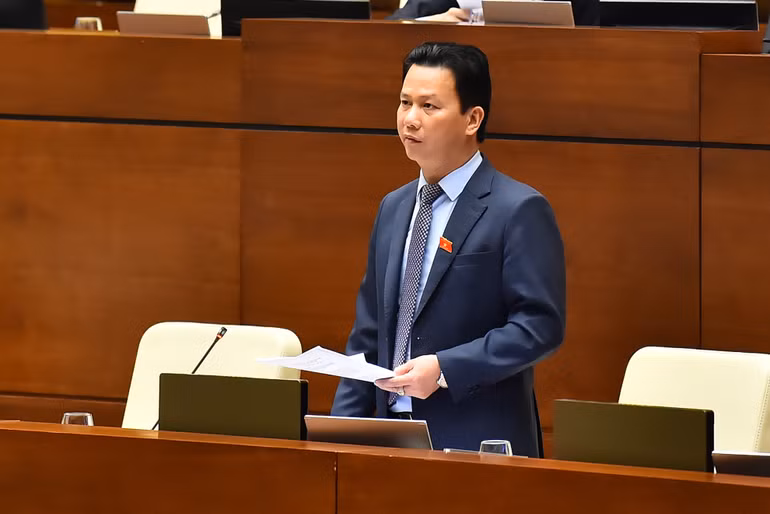 Bộ trưởng Tài nguyên và Môi trường Đặng Quốc Khánh phát biểu giải trình, làm rõ một số nội dung đại biểu Quốc hội nêu tại phiên thảo luận. (Ảnh: THỦY NGUYÊN)