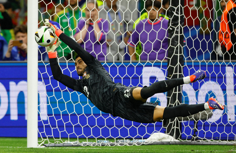 Diogo Costa xuất sắc cản phá 3 quả luân lưu từ phía Slovenia. (Ảnh: Reuters)