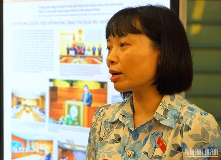 Đại biểu Nguyễn Thị Việt Nga (Hải Dương) trao đổi với phóng viên bên hành lang Quốc hội. (Ảnh: TRUNG HƯNG)