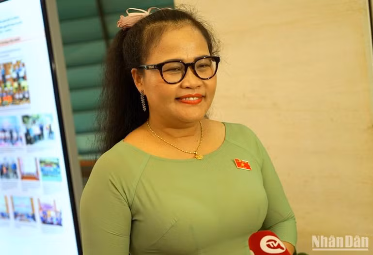 Đại biểu Nguyễn Thị Sửu (Thừa Thiên Huế) trao đổi bên hành lang Quốc hội. (Ảnh: TRUNG HƯNG)