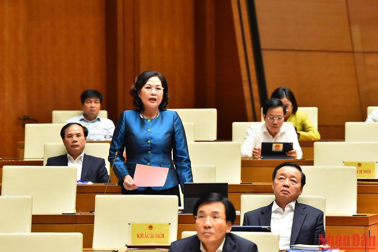 Thống đốc Ngân hàng Nhà nước Nguyễn Thị Hồng phát biểu tại phiên chất vấn chiều 3/11. (Ảnh: THỦY NGUYÊN)