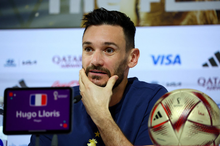 Thủ thành Hugo Lloris trong buổi họp báo trước trận chung kết với Argentina. (Ảnh: Reuters)
