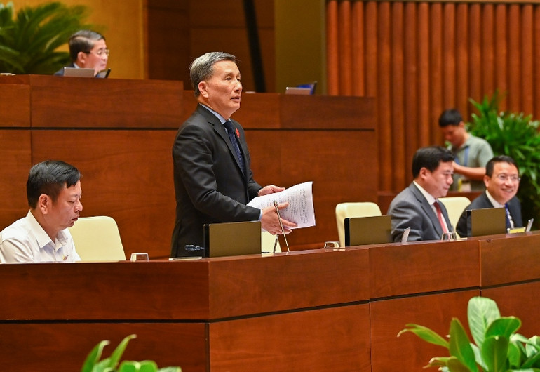 Chủ nhiệm Ủy ban Khoa học, Công nghệ và Môi trường của Quốc hội Lê Quang Huy phát biểu giải trình làm rõ ý kiến được nêu tại phiên thảo luận. (Ảnh: DUY LINH)