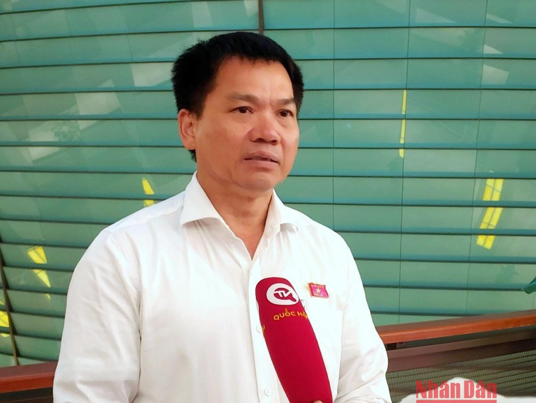 Đại biểu Dương Khắc Mai - Phó Trưởng Đoàn đại biểu Quốc hội chuyên trách tỉnh Đắk Nông, Ủy viên Ủy ban Tư pháp của Quốc hội trao đổi bên hành lang Quốc hội. (Ảnh: TRUNG HƯNG)