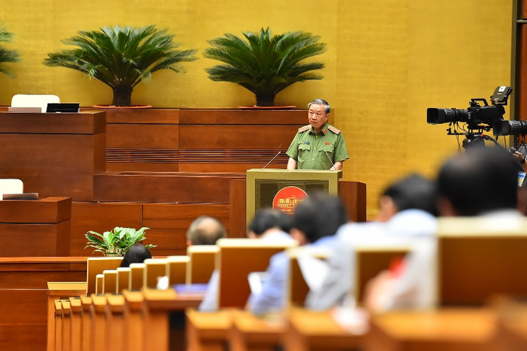 Bộ trưởng Công an Tô Lâm phát biểu giải trình, làm rõ một số vấn đề đại biểu Quốc hội nêu. (Ảnh: THỦY NGUYÊN)