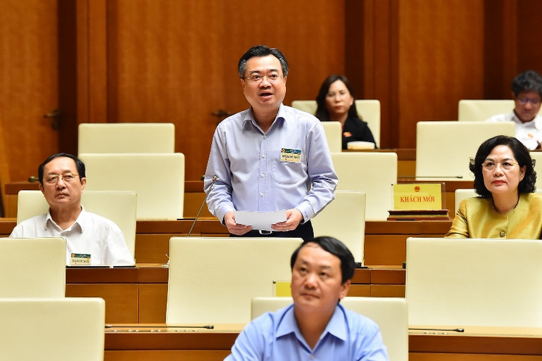 Bộ trưởng Xây dựng Nguyễn Thanh Nghị giải trình, làm rõ các vấn đề đại biểu Quốc hội quan tâm. (Ảnh: THỦY NGUYÊN)