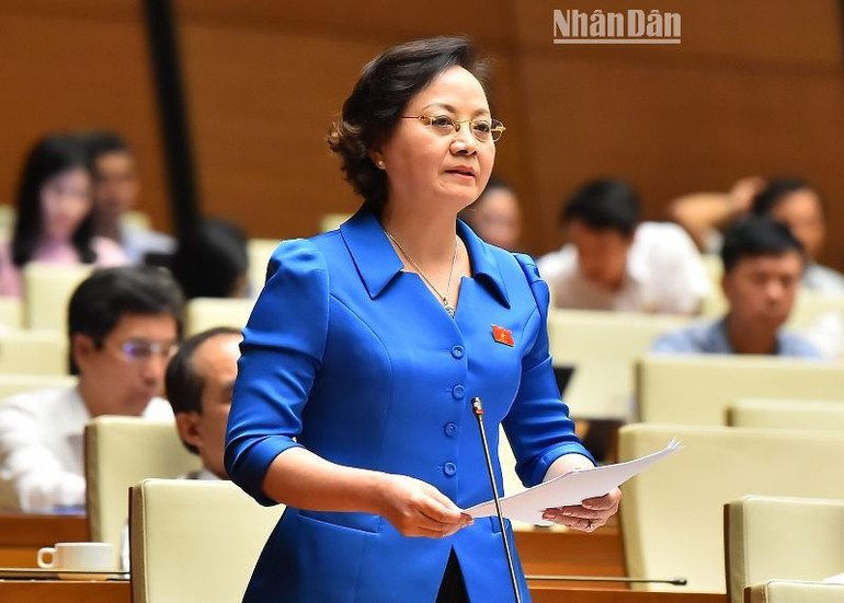 Bộ trưởng Nội vụ Phạm Thị Thanh Trà giải trình, làm rõ một số vấn đề đại biểu Quốc hội nêu tại phiên thảo luận chiều 31/5. (Ảnh: THỦY NGUYÊN)