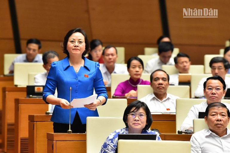 Bộ trưởng Nội vụ Phạm Thị Thanh Trà giải trình, làm rõ một số vấn đề đại biểu Quốc hội nêu tại phiên thảo luận chiều 31/5. (Ảnh: THỦY NGUYÊN)