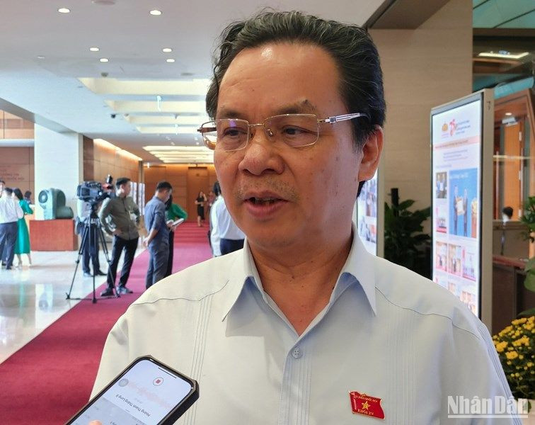 Đại biểu Hoàng Văn Cường (Hà Nội) trả lời phỏng vấn báo chí bên hành lang Quốc hội. (Ảnh: TRUNG HƯNG)