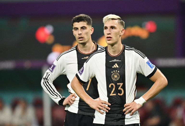 Các cầu thủ Đức thất thần sau khi bất ngờ để thua Nhật Bản ngày ra quân. (Ảnh: FIFA)