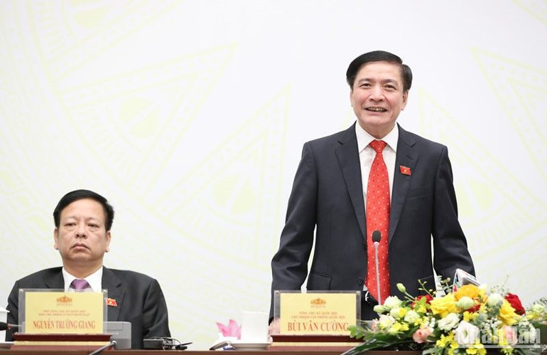 Ủy viên Ủy ban Thường vụ Quốc hội, Tổng Thư ký Quốc hội, Chủ nhiệm Văn phòng Quốc hội Bùi Văn Cường phát biểu tại họp báo. (Ảnh: DUY LINH)