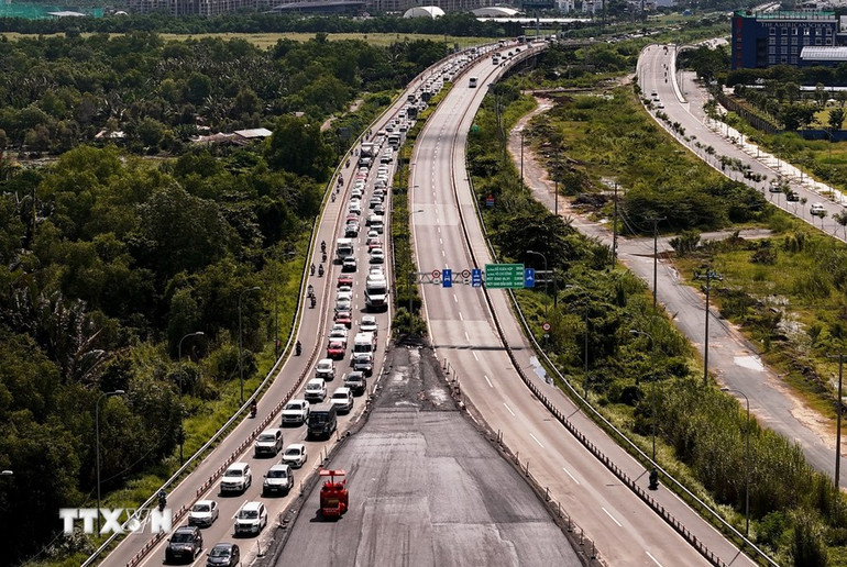 Tình trạng ùn ứ kéo dài trên cao tốc Thành phố Hồ Chí Minh-Long Thành hướng về nút giao An Phú sáng 3/9/2024.