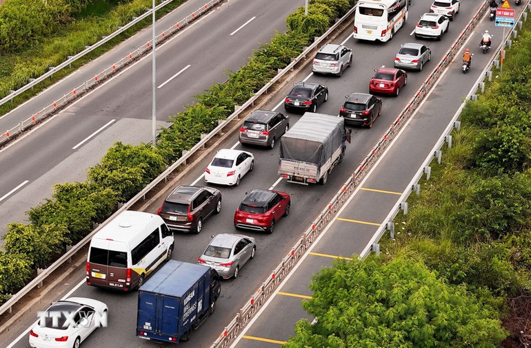 Tình trạng ùn ứ kéo dài trên cao tốc Thành phố Hồ Chí Minh-Long Thành hướng về nút giao An Phú, sáng 3/9.