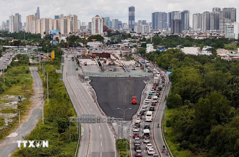 Cao tốc Thành phố Hồ Chí Minh-Long Thành hướng về nút giao An Phú ùn kéo dài, trong khi hướng ngược lại đang thông thoáng.