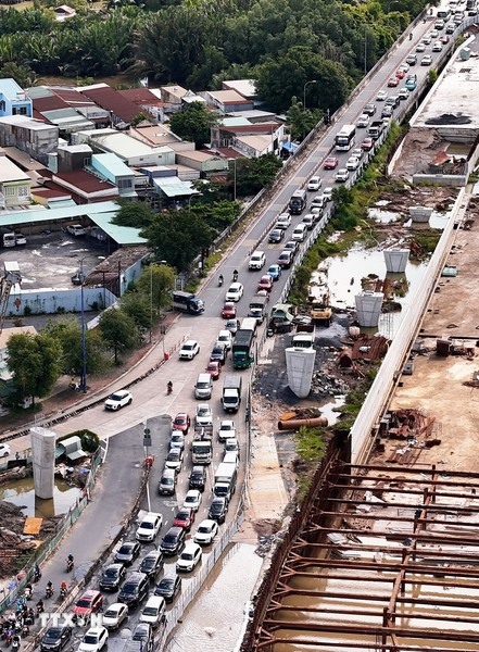 Hàng dài các phương tiện giao thông nối đuôi nhau ở nút giao An Phú (thành phố Thủ Đức).