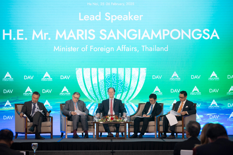 Các chuyên gia, diễn giả tham dự Phiên toàn thể thứ nhất. (Ảnh: SƠN TÙNG)