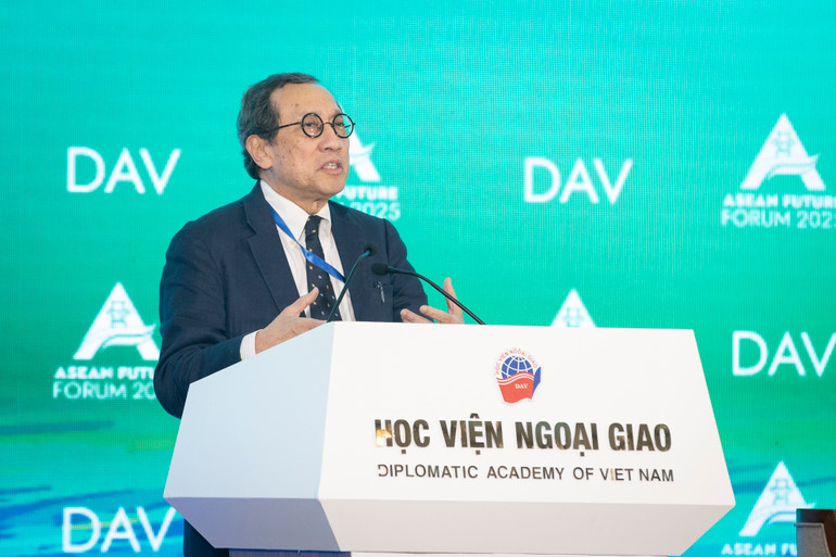 Đại sứ Bilahari Kausikan, Đại sứ lưu động, Bộ Ngoại giao Singapore phát biểu. (Ảnh: SƠN TÙNG) Đại sứ Bilahari Kausikan, Đại sứ lưu động, Bộ Ngoại giao Singapore phát biểu. (Ảnh: SƠN TÙNG)