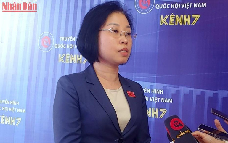 Đại biểu Phạm Thị Thanh Mai (Hà Nội) trao đổi bên hành lang Quốc hội. (Ảnh: TRUNG HƯNG)