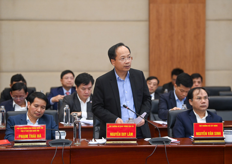 Thứ trưởng Giao thông vận tải Nguyễn Duy Lâm phát biểu tại buổi làm việc. Thứ trưởng Giao thông vận tải Nguyễn Duy Lâm phát biểu tại buổi làm việc.