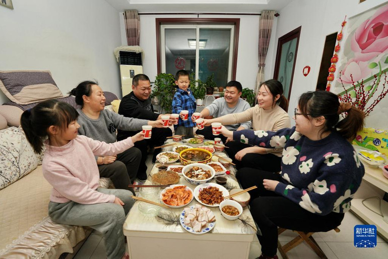 Bữa cơm sum họp đón Giao thừa năm mới 2023 âm lịch của gia đình anh Zhang Kang (thứ ba từ phải sang) ở tỉnh Hà Bắc, Trung Quốc. (Ảnh: Tân Hoa Xã)