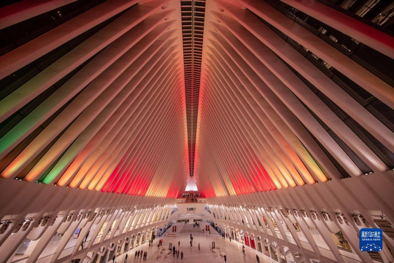 Nhà ga Trung tâm Thương mại Thế giới ở New York, Mỹ được thắp sáng với chủ đề chào mừng Tết Nguyên đán. (Ảnh: Tân Hoa xã)