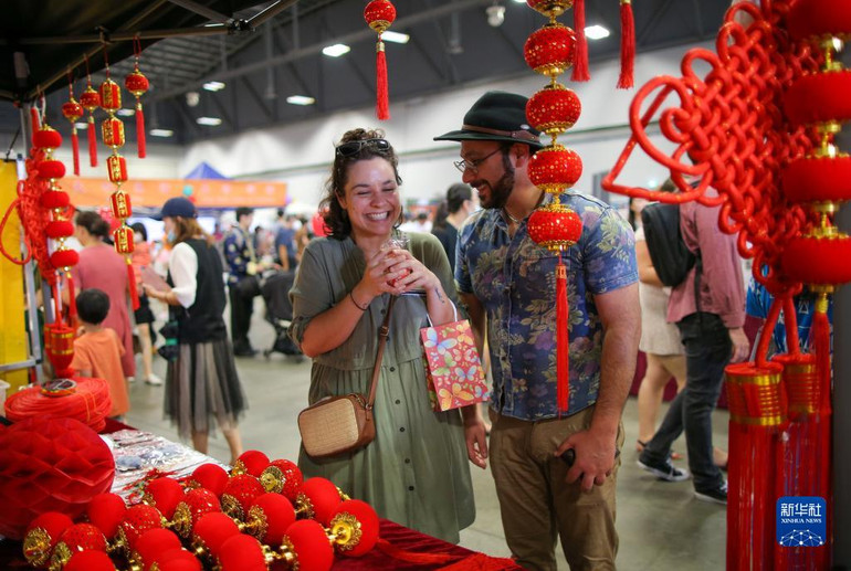 Người dân Auckland, New Zealand mua đồ trang trí cho Tết Nguyên đán. (Ảnh: Tân Hoa Xã)